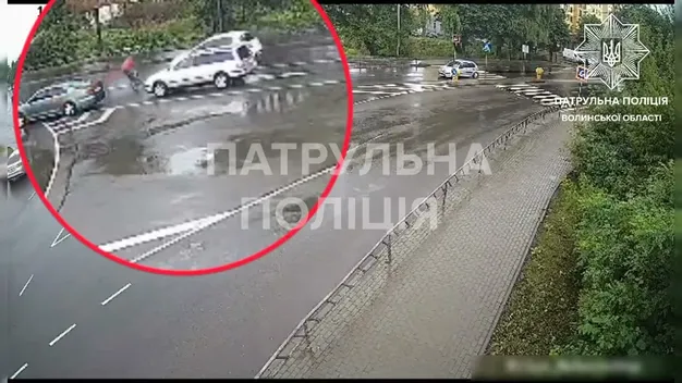 У Луцьку «безсмертний» велосипедист потрапив під колеса легковика (відео)