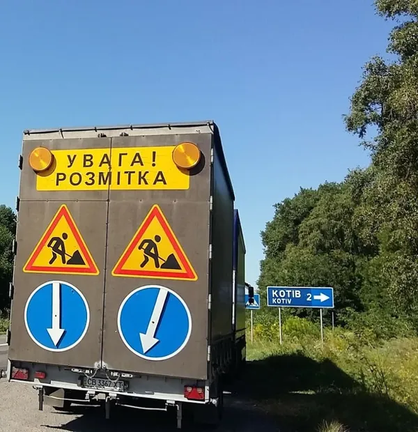 На волинських дорогах наносять розмітку (фото)