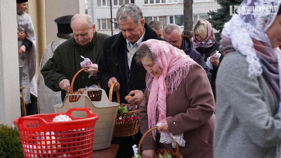 Війна і Воскресіння: у Луцьку святять паски у суботу і без свічок (фото)