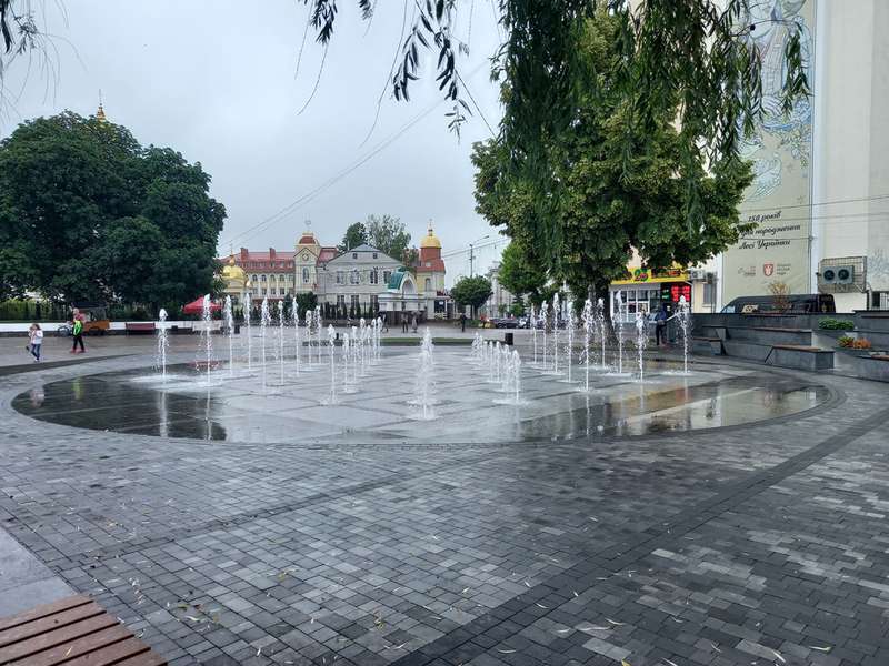 Фонтан у центрі Луцька працює навіть в дощ (фото, відео)