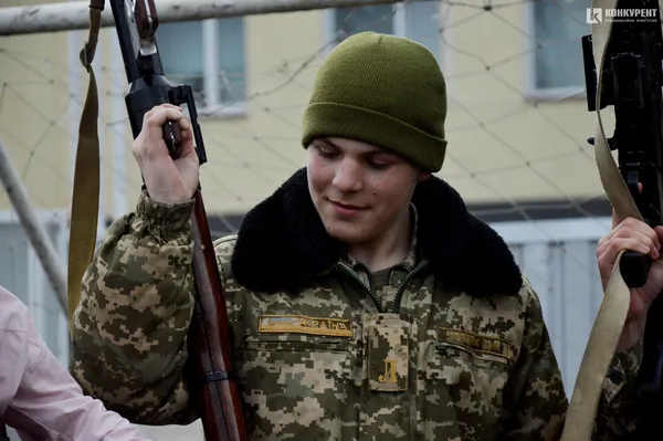 Дубинки, АК та шоломи: луцькі ліцеїсти відвідали військову частину Нацгвардії (фото)