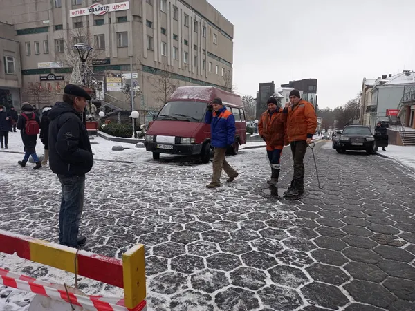 Центр Луцька йде під землю: комунальники не могли вирішити, хто ліквідує провалля (фото)