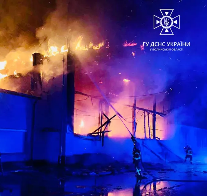 У Луцьку на Старому ринку горів павільйон (фото, відео)