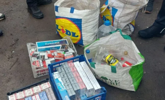 Повні сумки пійла: у Луцьку біля ринку зловили продавчиню сурогату (фото)