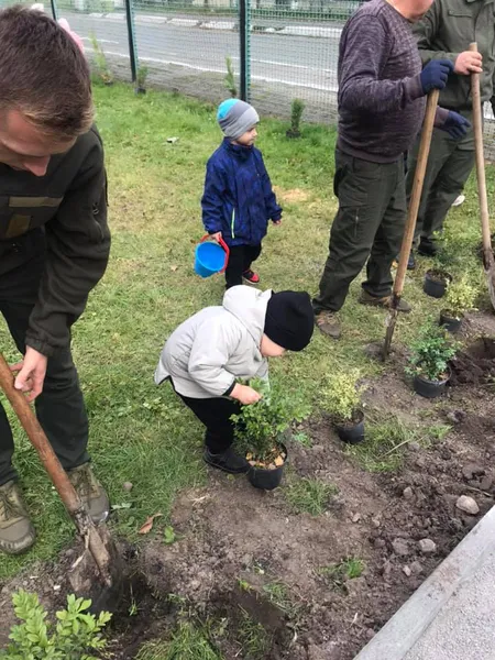 Маленькі волиняни озеленювали територію дитячого садочка (фото)