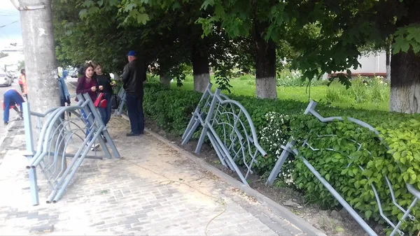На вулиці Глушець у Луцьку встановлюють огорожу (фото)