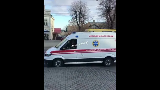 Три екіпажі поліції,  «швидка» і маршрутка: переполох у Луцьку (відео)