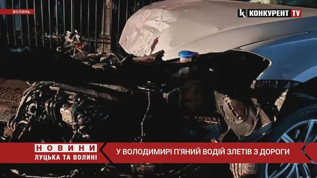 У Володимирі п’яний водій влетів у паркан і зніс опору (фото, відео)