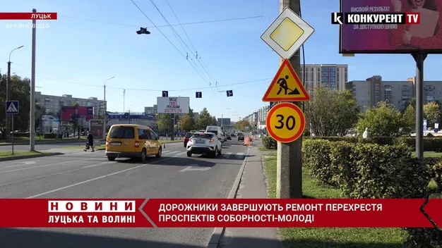 Навпроти РАЦС у Луцьку поклали верхній шар асфальту (фото, відео)