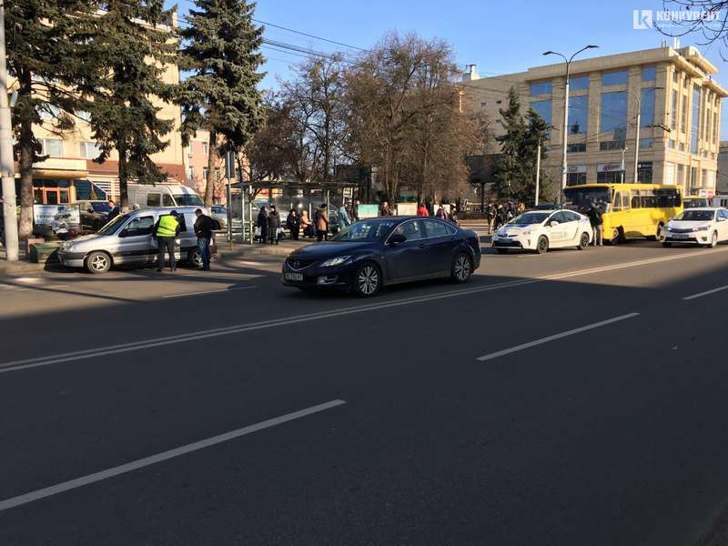 У центрі Луцька – аварія за участю маршрутки (фото)