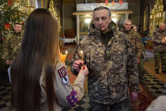 Луцькі пластуни передали прикордонникам Вифлеємський вогонь (фото)