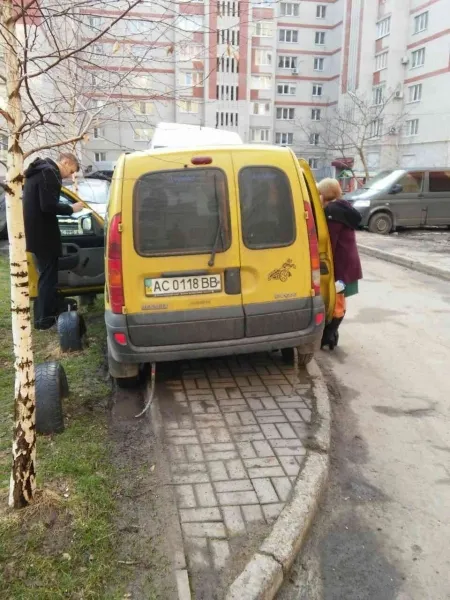 Луцькі муніципали «полюють»  на порушників правил паркування (фото)