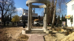 У Луцьку біля собору і кладовища встановлюють альтанку  (фото)