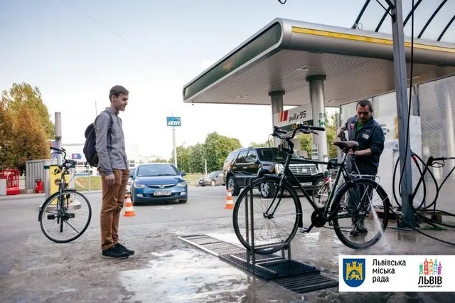 У Львові відкрили першу мийку для велосипедів