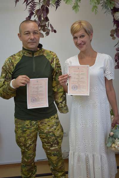Хвилююче і щемливо: у Луцьку військовий одружився зі своєю обраницею (фото)