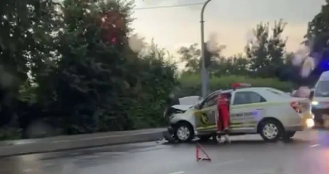 В Рованцях - ДТП: медики надають допомогу водію (відео)