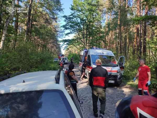 Герой у позаслужбовий час: ковельський рятувальник деблокував чоловіка з-під перекинутого трактора (фото)