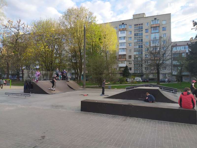 Розпивають спиртні напої: у луцькому Урбан-парку хочуть встановити камери (фото)