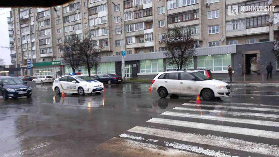 У Луцьку біля «Променя» легковик збив пенсіонерку на пішохідному переході (фото, відео)