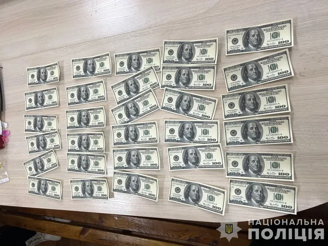 На Сумщині на хабарі у $3000 затримали працівницю ТЦК (фото)