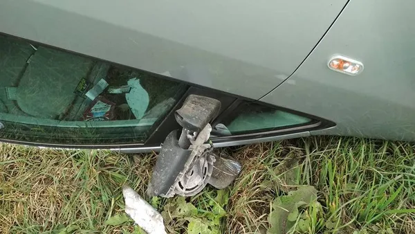 Аварія під Луцьком: авто злетіло у кювет і перекинулося на дах (фото)