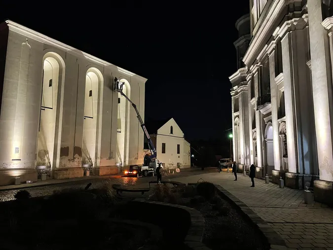 У Луцьку підсвітили старий костел: як він виглядає (фото)