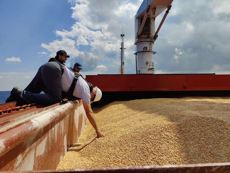 Перше судно з українською кукурудзою пройшло перевірку в Туреччині (фото)