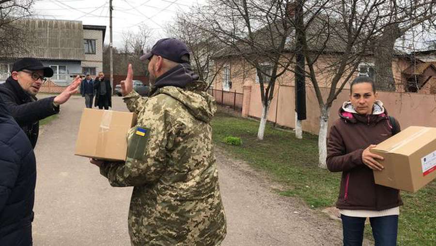 З Луцька у Чернігів: «СВІДОМІ» завезли «сімейні пакунки» з допомогою (фото, відео)