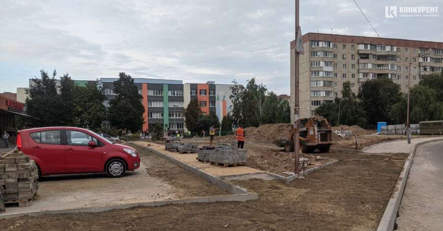 Як просувається будівництво скверу біля луцької школи № 26 (фото)