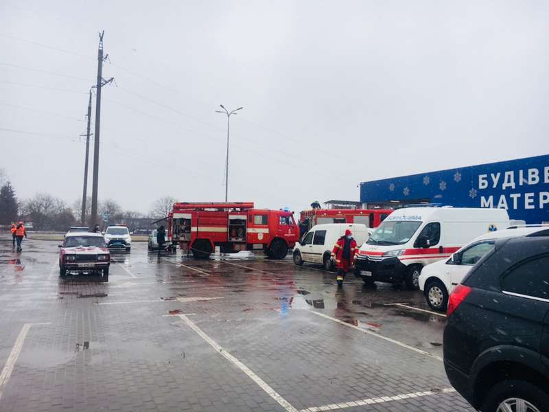 У Нововолинську «горів» «Епіцентр К»: людей евакуювали (фото)