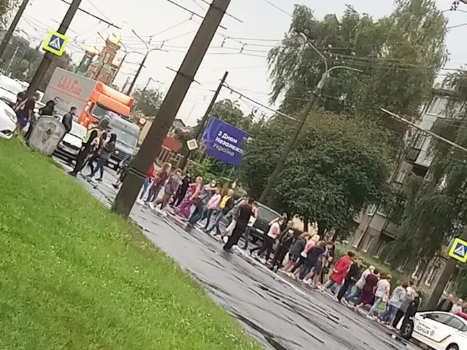 У Луцьку перекрили дорогу на місці загибелі дитини: вимагають світлофор