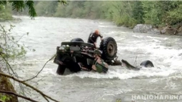 У Карпатах вантажівка з туристами впала в річку з висоти 40 метрів: є троє загиблих (фото, відео)