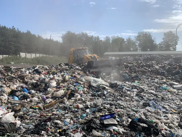 Біля Києва горіло сміттєзвалище (фото)