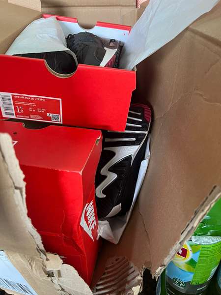 В «Ягодині» серед гуманітарки знайшли 262 пари кросівок Nike (фото)