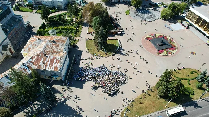 У Луцьку рятувальники долучилися до акції «Українська вишиванка» (фото з дрона)