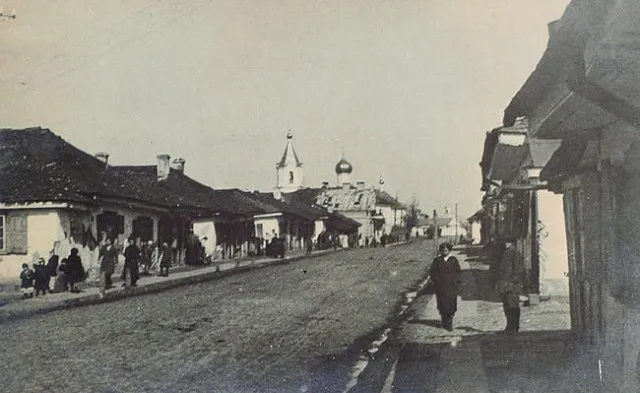 Дорога до Ринку з виглядом на Покровську церкву та старі будинки, 1916 р.