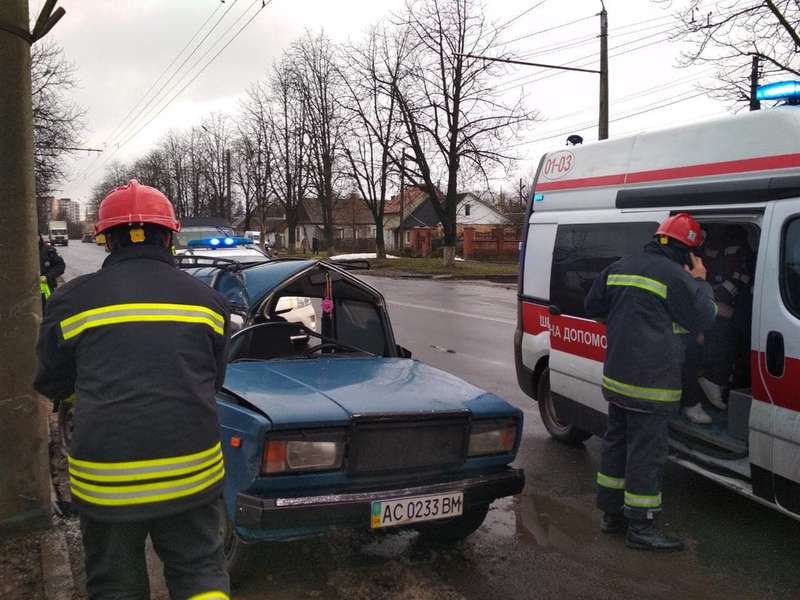 У Луцьку через аварію довелося вирізати водія з авто