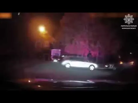 У Луцьку п'яний водій утікав від патрульних (відео)