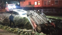 У Нововолинську авто злетіло в кювет і перекинулося: момент аварії зафіксували камери