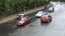 Показали момент аварії, в якій лучанку збили на пішохідному переході (відео)