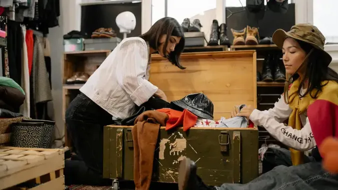 Що краще не купувати в секонді, щоб не витратити дарма гроші