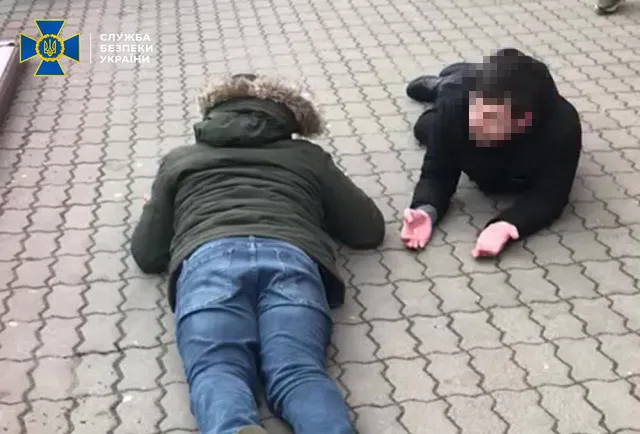 Обличчями в асфальт: кого затримали у центрі Луцька (фото)