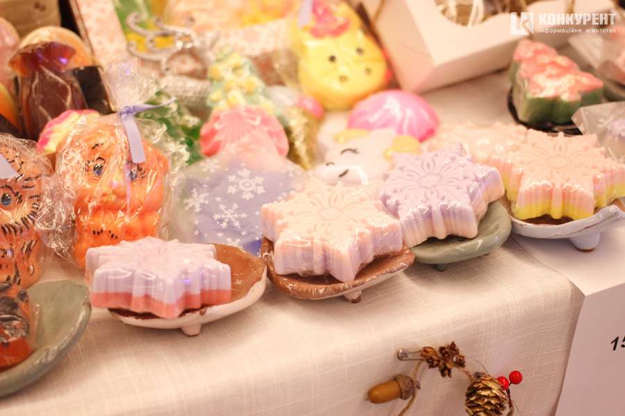 Шапки, мило та святковий декор: що і за скільки продають на ярмарку у «Промені» (фото)