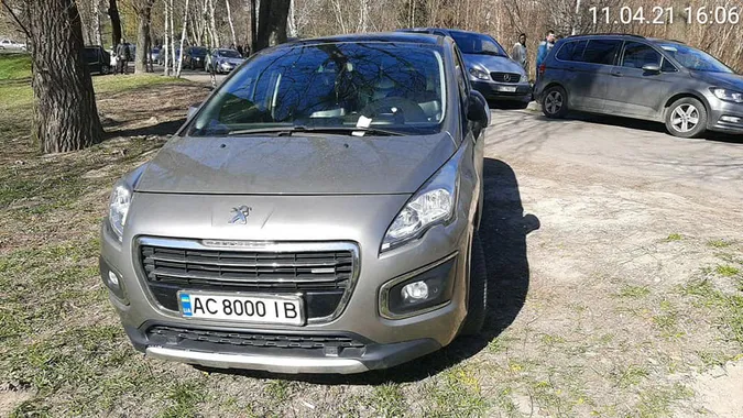Усіх автохамів у луцькому парку притягнули до адмінвідповідальності (фото)