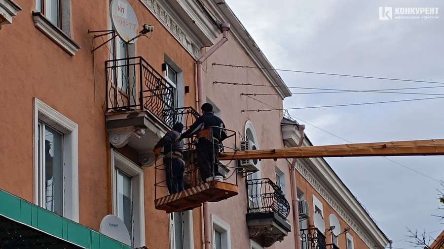 У центрі Луцька реставрують балкони (фото)