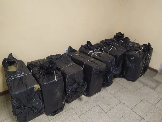 На Волині контрабандисти кинули пакети із цигарками і втекли