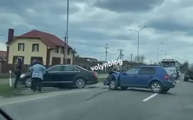 У Ківерцях Volkswagen «наздогнав» Mercedes (відео)