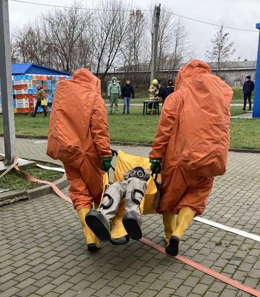 Стався викид небезпечної речовини: у Нововолинську рятувальники ліквідували «аварію» (фото)