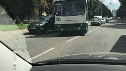 У Луцьку зіткнулися тролейбус та іномарка (фото)