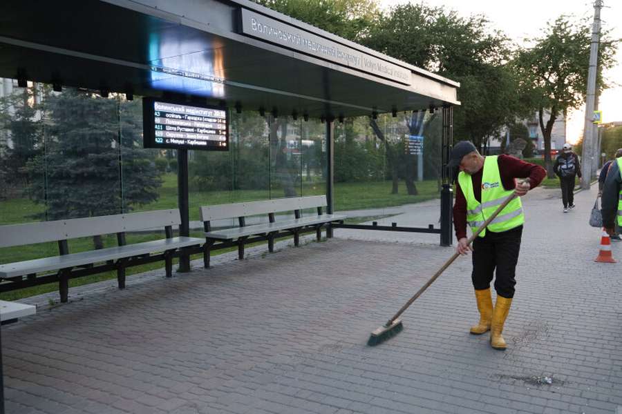 Кожну – півтори години: у Луцьку миють зупинки громадського транспорту (фото)